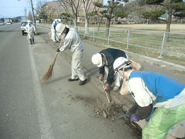 サムネイル:男鹿工場 船川海岸通りで清掃活動
