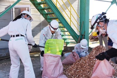 ホッキョクグマ「モモ」の出産準備に木材チップをプレゼント！