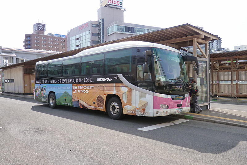 サムネイル:「リムジンバスラッピング広告」で新コンセプト合板をPR！