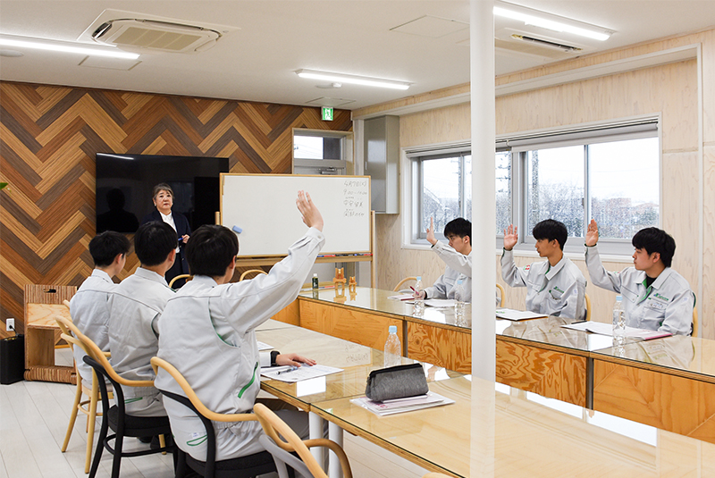 サムネイル:新入社員研修　会社と地域に貢献への第一歩