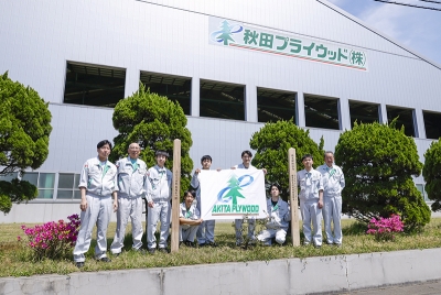 工場から広げる脱炭素～新入社員が植樹作業～