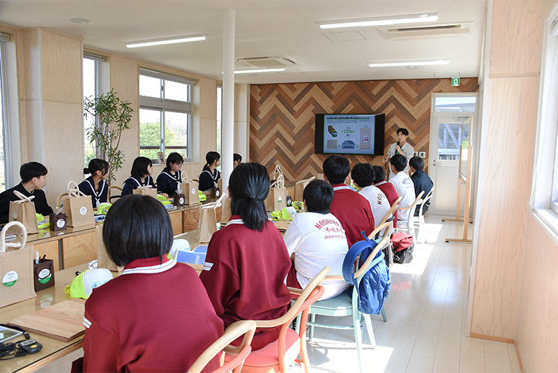 サムネイル:木を活かし地域を支える現場を知る 能代第二中学校2年生が工事見学