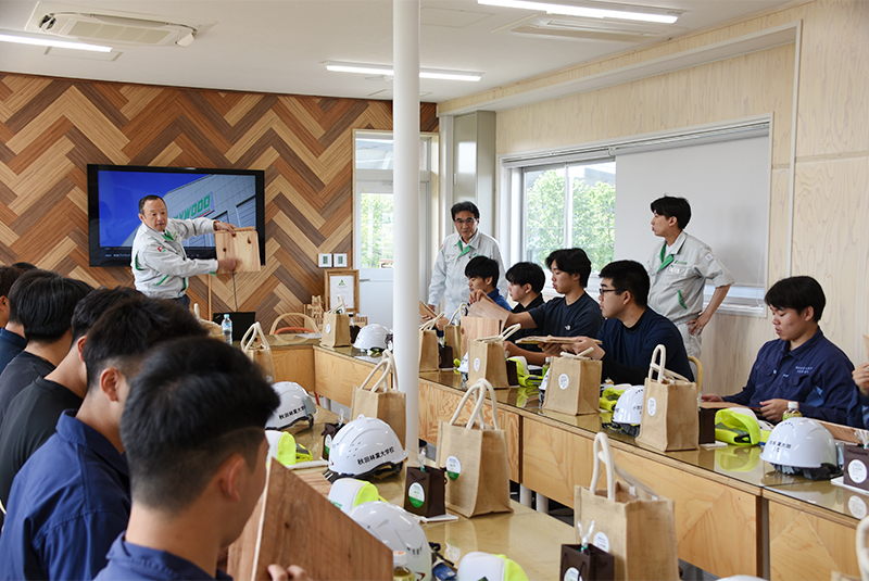 サムネイル:将来の林業・木材産業を担う秋田林業大学校2年生が工場見学