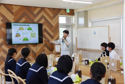 木を活かし地域を支える現場を知る　能代第二中学校2年生が工場見学