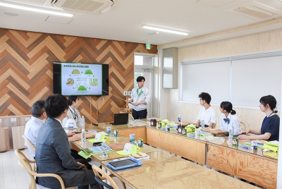 秋田県立聴覚支援学校の生徒がものづくりの現場を体験！