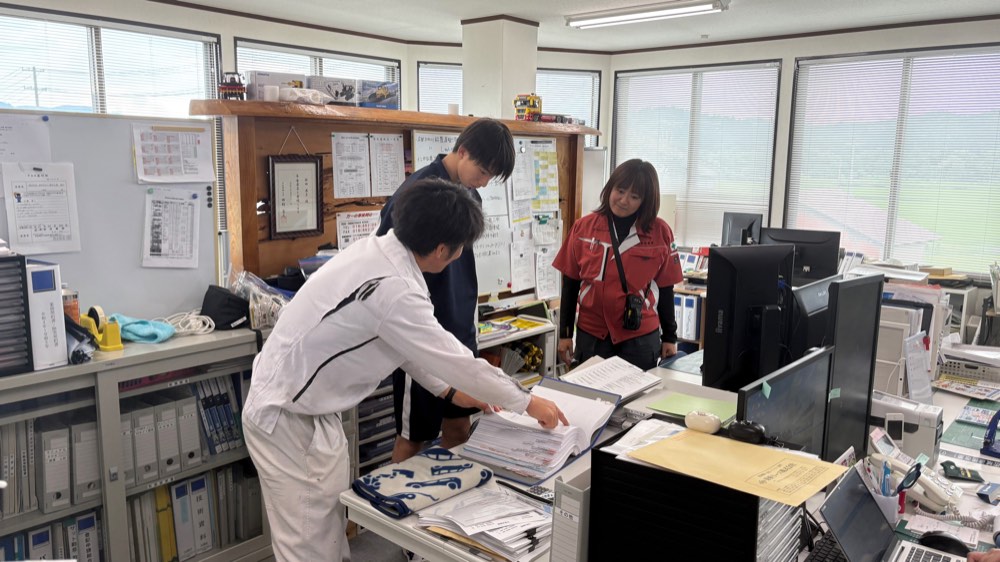 社内で仕事について説明を受ける様子