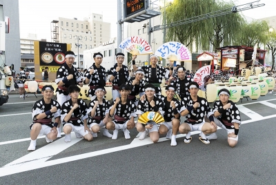 秋田竿燈まつり　地域の未来を照らす伝統の技と心意気。
