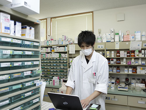インタビュー画像:管理薬剤師 村田将吾さん【平成25年4月入社】
