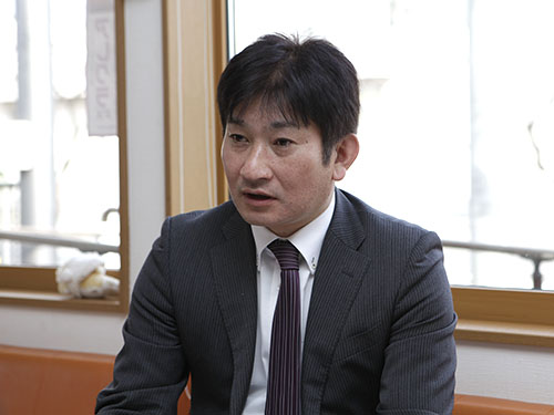 採用担当者:常務取締役<br />
<br />
吉野 恵次さん