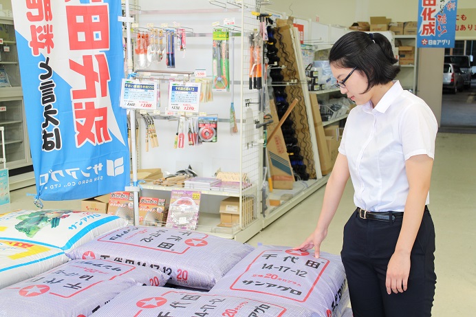 インタビュー画像:【営業本部】小島 夏子(入社2年目)、佐藤 奈央子(入社1年目)【総務経理部】松井 雄太(入社1年目)