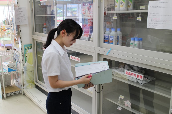 インタビュー画像:【営業本部】小島 夏子(入社2年目)、佐藤 奈央子(入社1年目)【総務経理部】松井 雄太(入社1年目)