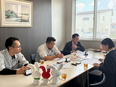 インタビュー画像7：【入社８年目】大館桂桜高校卒　川口　樹（ｶﾜｸﾞﾁｲﾂｷ）さん【入社２年目】秋田中央高校卒　鹿子澤　智也（ｶﾉｺｻﾞﾜﾄﾓﾔ）さん